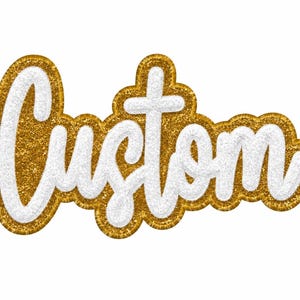 Puede incluir: Un parche decorativo con la palabra Custom en letras cursivas blancas, texturizadas y brillantes. El texto está delineado con un borde dorado grueso y resplandeciente que sigue la forma de las letras, creando un aspecto audaz, superpuesto y con relieve.