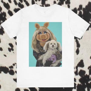 Muppet Glam Short Sleeve Tee, Miss Piggy Dog Portrait Shirt, Unisex T-Shirt, Casual Top, Funny Graphic Tee, Gift for Muppet Fans, Pop