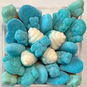 Tablero de dulces Blue Bliss: regalo para baby shower, bandeja de gomitas azules y presentación de postres