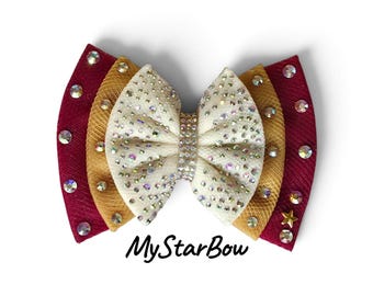 Prachtig ontwerp met drie lagen. Versierd met hoogwaardige strassteentjes en onze kenmerkende gouden MyStarBow-sterbedel. Gebruik een ambassadeurscode.