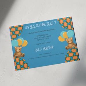 Könnte beinhalten: Eine blaue Einladungskarte mit dem Text "UN FILS OU UNE FILLE ?" und weiterem französischen Text. Die Karte zeigt Illustrationen von Teddybären, Luftballons und dekorativen orangefarbenen und blauen Mustern.