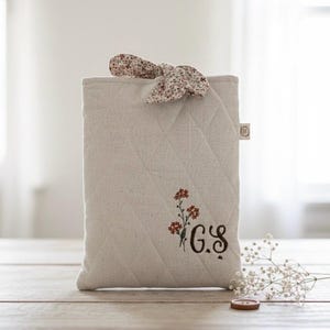 Gesteppter Bibeleinband • Personalisierte, mit Blumen bestickte Buchhülle