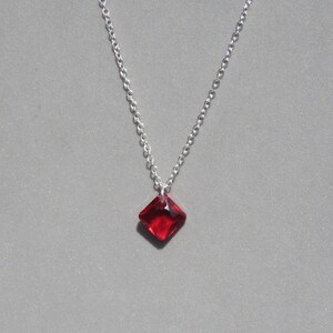 Collier pendentif coupe princesse écarlate