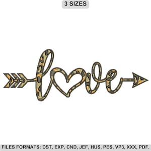 Può includere: Design ricamato con la parola "love" e una "o" a forma di cuore, attraversata da una freccia. Il design presenta una stampa leopardata nei toni del marrone, nero e beige. Il testo "3 SIZES" è in alto.