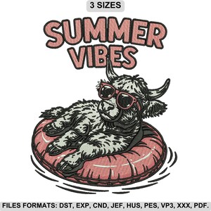Puede incluir: Diseño bordado de una vaca con gafas de sol flotando en una boya rosa, con el texto "SUMMER VIBES" encima. El diseño está disponible en 3 tamaños. Disponible en varios formatos de archivo.