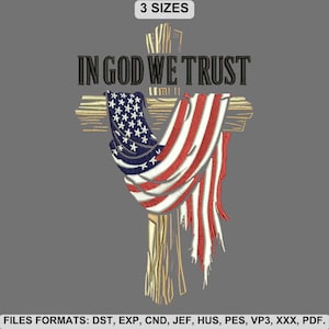 Puede incluir: Dise&ntilde;o bordado que presenta una cruz dorada con una bandera estadounidense drapeada. Se muestra prominentemente el campo azul de la bandera con estrellas blancas y rayas rojas y blancas. El texto "IN GOD WE TRUST" est&aacute; encima de la cruz. Tambi&eacute;n incluye el texto "3 SIZES".