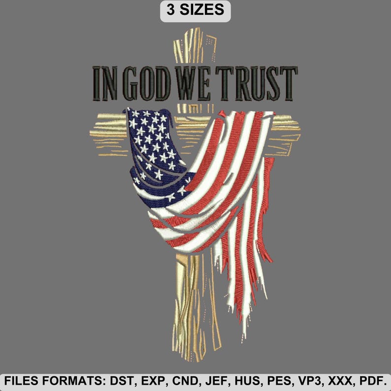 Puede incluir: Dise&ntilde;o bordado que presenta una cruz dorada con una bandera estadounidense drapeada. Se muestra prominentemente el campo azul de la bandera con estrellas blancas y rayas rojas y blancas. El texto "IN GOD WE TRUST" est&aacute; encima de la cruz. Tambi&eacute;n incluye el texto "3 SIZES".