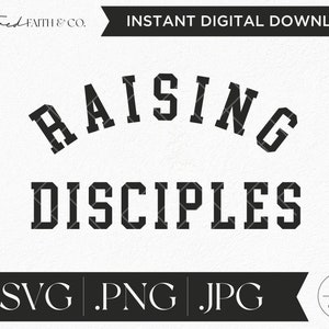 Könnte beinhalten: Schwarzweißes Grafikdesign mit dem Text "RAISING DISCIPLES" in einer Schriftart im College-Stil. Das Design enthält den Text ".SVG .PNG .JPG" und ein Logo mit den Buchstaben "RF&C".