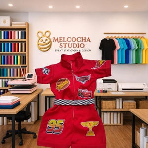 Op de afbeelding: Een rode race-overall met zwart-witte geblokte accenten. De overall heeft patches met de tekst "Rust-eze", "Cars" en het nummer "95". De overall wordt gepresenteerd in een studio met het logo "Melcocha Studio".