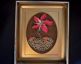 Vintage sieradenkunst in schaduwdoos – handgemaakte wanddecoratie