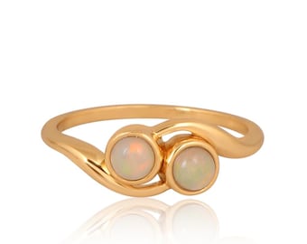 Anel artesanal com duas pedras de opala etíope – cabochão de inspiração vintage em prata de lei 9K e ouro.