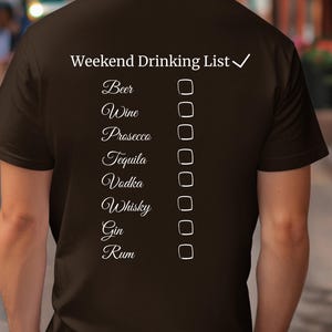 T-Shirt mit Backprint einer ''Weekend Drinking List'' Unisex, als lustige Geschenkidee oder Partyabende, Festivals, Malleurlaub