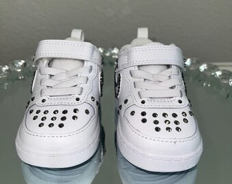 Fuerzas de bebé blancas con piedras de metal - Zapato infantil brillante - Zapatillas de bebé con cristales - Zapatos personalizados para niña/niño - Regalo glamoroso para niño pequeño.