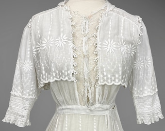 Vestido eduardiano antiguo, vestido de lencería de la década de 1910, vestido de encaje mixto de algodón bordado con margaritas, cintura 25