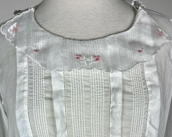 Antique 1910s White Blouse with Embroidered Collar, Long Sleeve Pintuck Shirtwaist Top  M/L