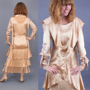 Vestido vintage de finales de los años 20 y 30, vestido de noche escalonado de encaje satinado de oro rosa con detalles de mangas con lazo