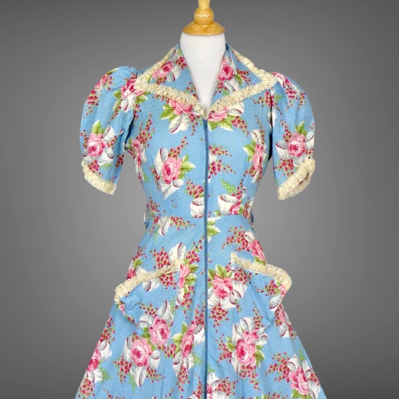 1930s Floral Roses Print Zip Front Dress with Puff Sleeves, 30s Lace Trimmed Blue Seersucker Dressing Gown, Hostess Dress, Brendelle Small