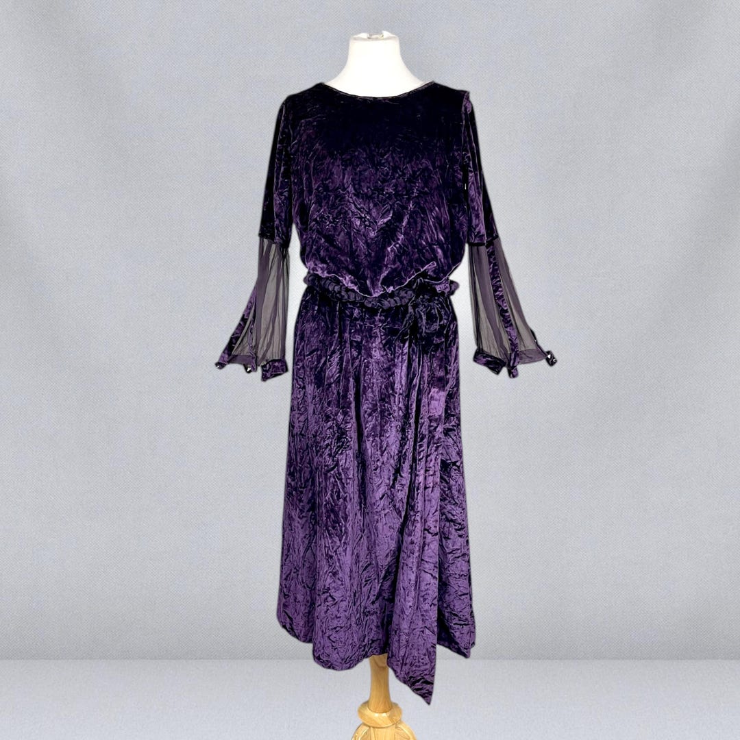 1920 velvet dress 1920s Raspberry Silk Drop Waist – Blossom Vintage NOTES Designed with a loose cocoon shape to flutter all body types Flapper Dress Long Green Emerald