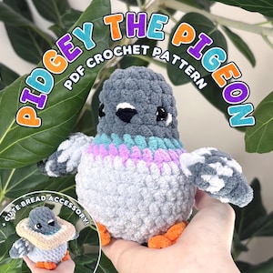 Op de afbeelding: Een handgemaakte gehaakte duif in grijstinten, wit en blauw, met oranje voeten. De tekst "Pidgey the Pigeon PDF Crochet Pattern" staat boven de vogel. Een kleinere versie van de duif met een broodaccessoire is ook te zien.