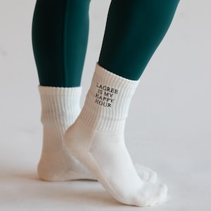 Calcetines antideslizantes Lagree Is My Happy Hour, calcetines Lagree bonitos, calcetines deportivos estéticos, calcetines cómodos de caña media para mujer