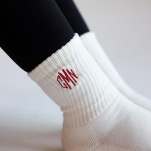 Calcetines con monograma personalizado. Disponibles en calcetines con agarre para Pilates, Barre, Lagree y Regular (despedida de soltera, noche de chicas).