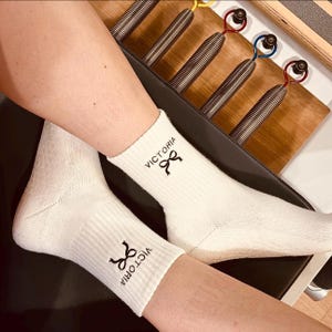 Meias personalizadas com nome e laço charmoso. Disponíveis em modelos antiderrapantes para Pilates, Barre, Lagree e também para uso regular (despedida de solteira, noite das meninas).