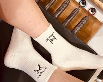 Chaussettes personnalisées avec nom et noeud coquette Disponibles en chaussettes antidérapantes pour Pilates, Barre, Lagree et Regular (célibataire, soirée entre filles)
