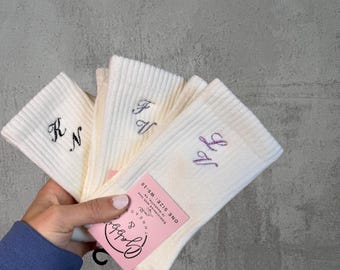 Benutzerdefinierte Initialen / Namenssocken - Erhältlich als Griffsocken für Pilates, Barre, Lagree und Regular (Bachelorette, Mädelsabend)