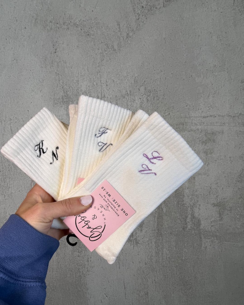 Chaussettes personnalisées avec prénoms/initiales - Disponibles en chaussettes antidérapantes pour Pilates, barre, Lagree et Regular (célibataire, soirée entre filles) image 1