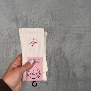 Baseball Crew Socks – Present till Little League-mamma, basebollmatchkläder. Vanliga strumpor och greppstrumpor för pilates, barre och lagrée.