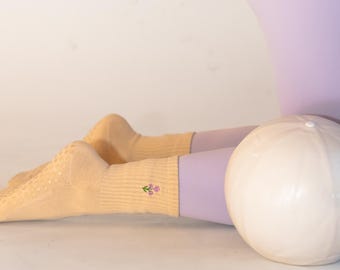 Calcetines bordados con flores lilas – Disponibles en calcetines antideslizantes para Pilates, Barre, Lagree o calcetines normales para uso diario.