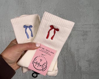 Coastal Coquette Bow – dostępne w skarpetkach antypoślizgowych do ćwiczeń Pilates, Barre, Lagree oraz w skarpetkach Regular (wieczór panieński, wieczór panieński)