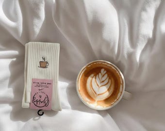 Calcetines de taza de café: disponibles en calcetines con agarre para Pilates, Barre, Lagree y Regular (regalo para los amantes del café).