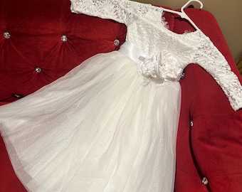 Abito da damigella d'onore in pizzo bianco: tulle a maniche lunghe, matrimonio rustico