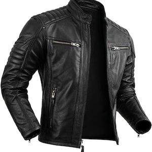 Op de afbeelding: Een zwart leren jack met een opstaande kraag, ritssluiting en meerdere zakken.