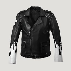 Op de afbeelding: Zwarte leren jas met een klassieke asymmetrische ritssluiting, schouders met studs en een witte ster op de linkerschouder. De mouwen hebben witte vlamontwerpen. Een stijlvol, edgy bovenkledingstuk.
