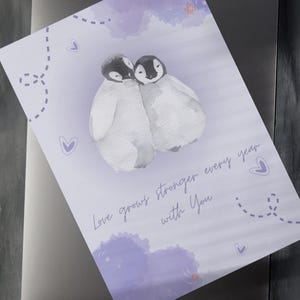 Leuke verjaardagskaart pinguïn – liefde wordt elk jaar sterker – afdrukbare romantische kaart voor partner, echtgenoot of stel