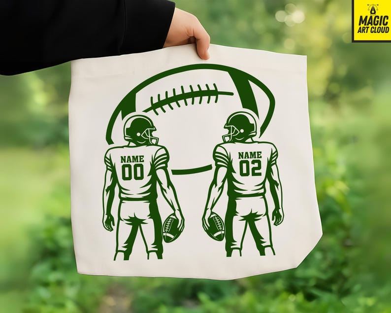 Puede incluir: Un bolso tote de color crema con un gr&aacute;fico verde de un bal&oacute;n de f&uacute;tbol americano y dos jugadores. Cada jugador lleva un casco y sostiene un bal&oacute;n. El texto "NAME" y un n&uacute;mero est&aacute;n impresos en las camisetas.