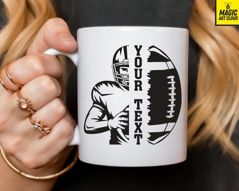 Puede incluir: Taza de cer&aacute;mica blanca con un dise&ntilde;o de f&uacute;tbol americano en blanco y negro. El dise&ntilde;o incluye un jugador y un bal&oacute;n de f&uacute;tbol, con las palabras "YOUR TEXT" impresas verticalmente. La taza tiene un asa blanca.