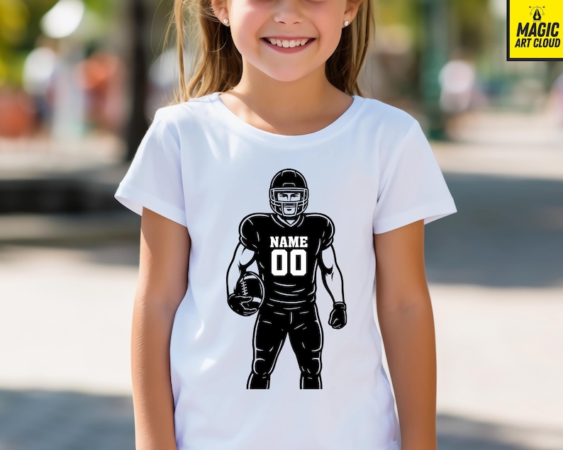 Puede incluir: Camiseta blanca con una ilustraci&oacute;n en blanco y negro de un jugador de f&uacute;tbol americano sosteniendo un bal&oacute;n. La camiseta del jugador muestra el nombre y el n&uacute;mero "00". La camiseta la lleva una persona.