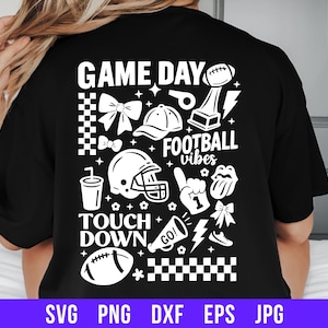 Puede incluir: Camiseta negra con un diseño gráfico blanco con iconos y texto con temática de fútbol. El diseño incluye un balón de fútbol, un casco y las palabras "GAME DAY", "TOUCH DOWN" y "FOOTBALL vibes". La parte inferior de la camiseta tiene el texto "SVG PNG DXF EPS JPG".