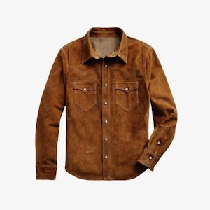 Op de afbeelding: Een bruin suède overhemd met lange mouwen, een knoopsluiting en twee borstzakken.