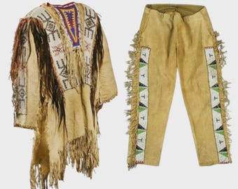 Puede incluir: Un atuendo nativo americano de color beige, que incluye un poncho con flecos y pantalones. El poncho presenta intrincados abalorios en varios colores, mientras que los pantalones tienen detalles de abalorios en los laterales. El conjunto muestra la artesanía tradicional.