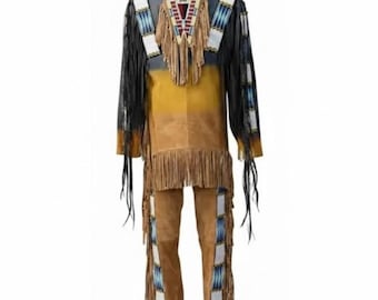 Puede incluir: Un atuendo tradicional nativo americano que presenta una camisa de manga larga y pantalones. La camisa tiene un canesú y mangas con flecos, con abalorios y flecos decorativos. Los pantalones también tienen flecos y abalorios. El atuendo es principalmente marrón, con detalles en negro, blanco y azul.