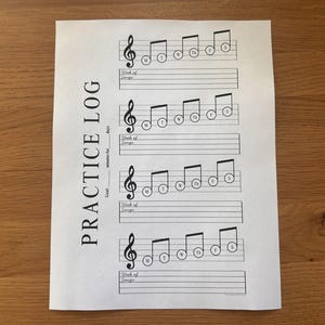 Könnte beinhalten: Ein weißes Übungsprotokoll-Blatt für Musiker mit schwarzem Text und Grafiken. Das Dokument enthält den Titel PRACTICE LOG, einen Zielbereich für Minuten und Tage sowie vier Zeilen mit Violinschlüsseln und Noten, die mit M, T, W, Th, F, S markiert sind.