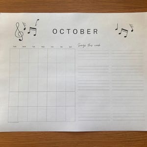 Könnte beinhalten: Ein monatlicher Kalender aus weißem Papier für Oktober mit schwarzem Text und Illustrationen von Musiknoten. Das Layout enthält ein Raster für die Wochentage und einen Bereich mit der Überschrift Songs this week mit zwei Spalten.