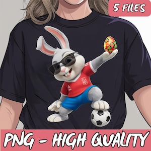Puede incluir: Una camiseta negra con un conejo de dibujos animados que lleva gafas de sol y una camiseta de fútbol roja y azul. El conejo sostiene un balón de fútbol y un huevo de Pascua. El texto "5 ARCHIVOS" está en la esquina superior derecha de la imagen. El texto "PNG - ALTA CALIDAD" está en la parte inferior de la imagen.