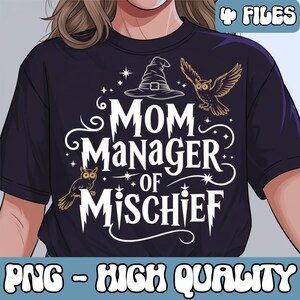 Peut inclure: Un t-shirt noir avec un motif graphique blanc qui dit "Mom Manager of Mischief". Le graphique comprend deux hiboux et un chapeau de sorcière.