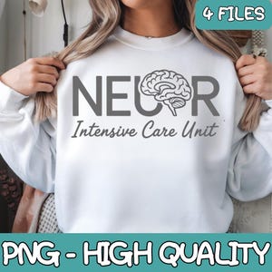 Puede incluir: Sudadera blanca con un diseño gráfico gris que dice "NEUR Intensive Care Unit" con un gráfico de cerebro en el medio de la palabra "NEUR".