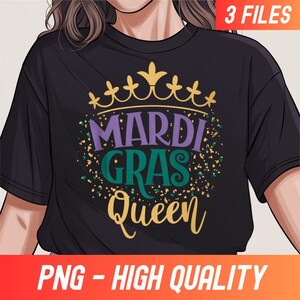 以下が含まれることがあります： 金色の王冠、紫、緑、金色の文字で「Mardi Gras Queen」と書かれた黒いTシャツ。